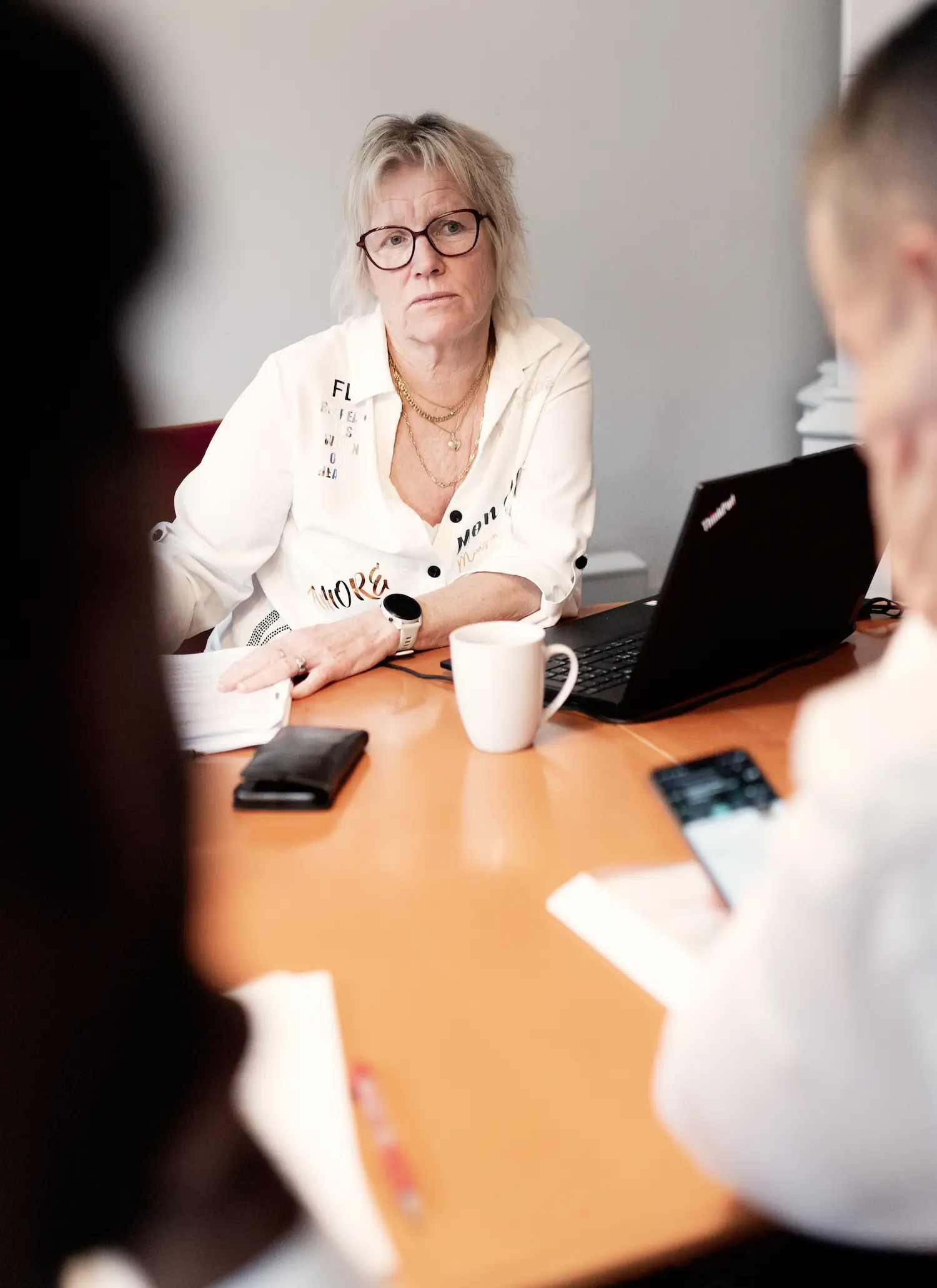 Revisor i møde ved laptop – rådgivning om ledelsens sæde og skattepligt.