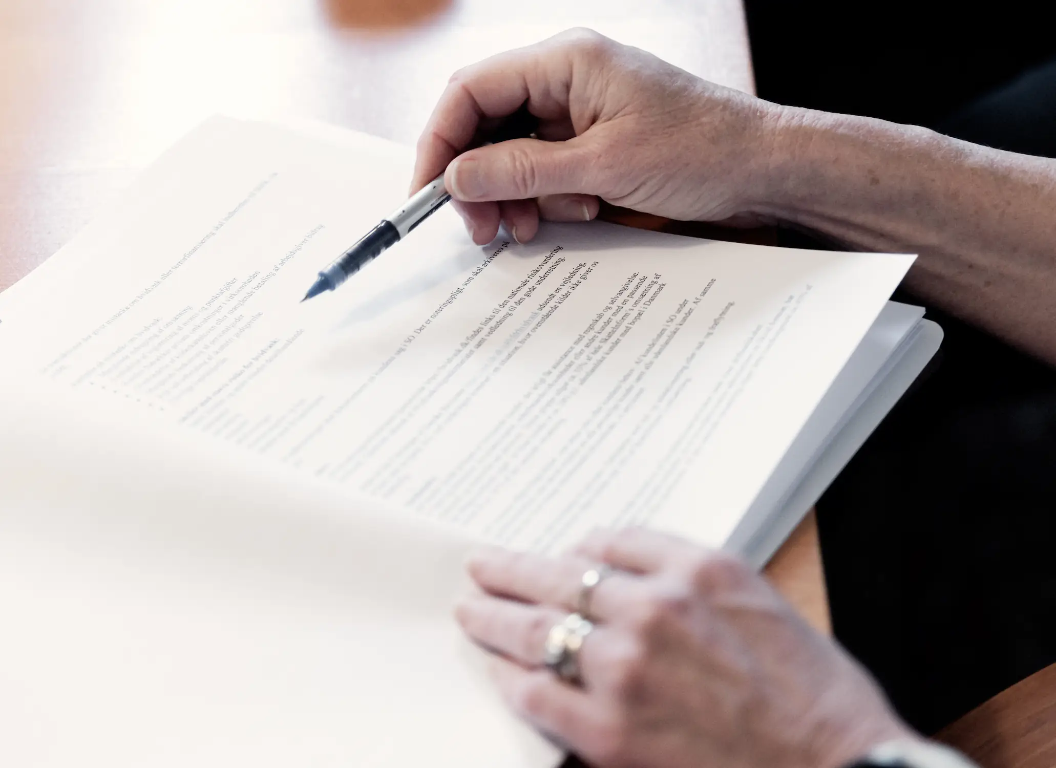 Beregning af grundskyld og ejendomsværdiskat 2023–2024 samt skatterabat og opkrævning via forskudsopgørelsen (eksempel fra Kongens Lyngby).