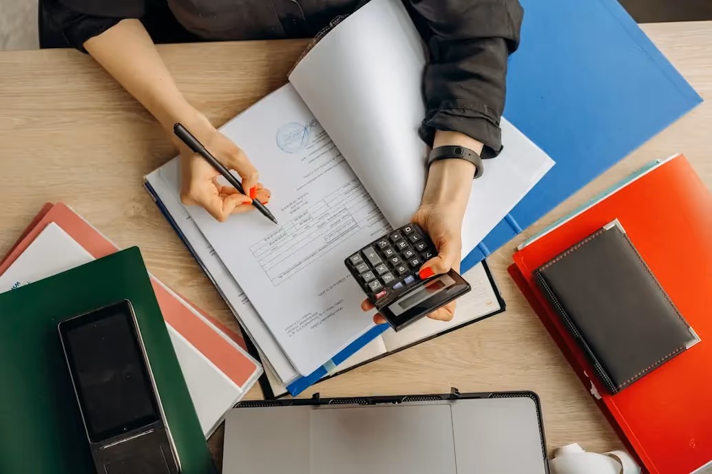 Fri bil: ændringer fra 1. januar 2013 i beskatningsgrundlaget – 36-månedersreglen, forhøjet miljøtillæg og konsekvenser for medarbejdere og arbejdsgivere.