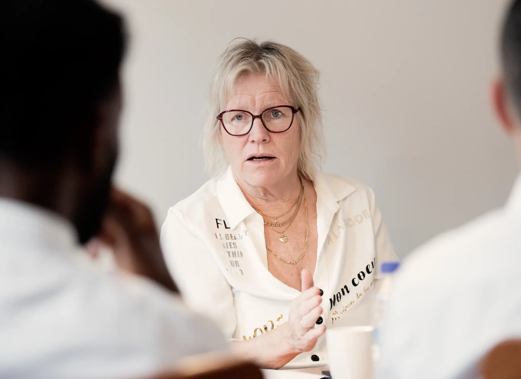 Skatterådgiver i møde med klienter om sag ved Landsskatteretten om beskatning af maskeret udbytte.