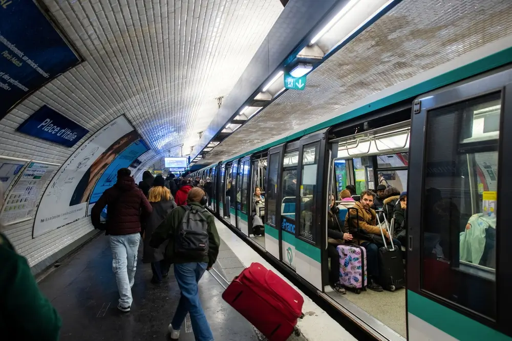 Quai de métro RATP bondé à la station Place d'Italie, illustrant l'environnement de travail d'un contrôleur.
