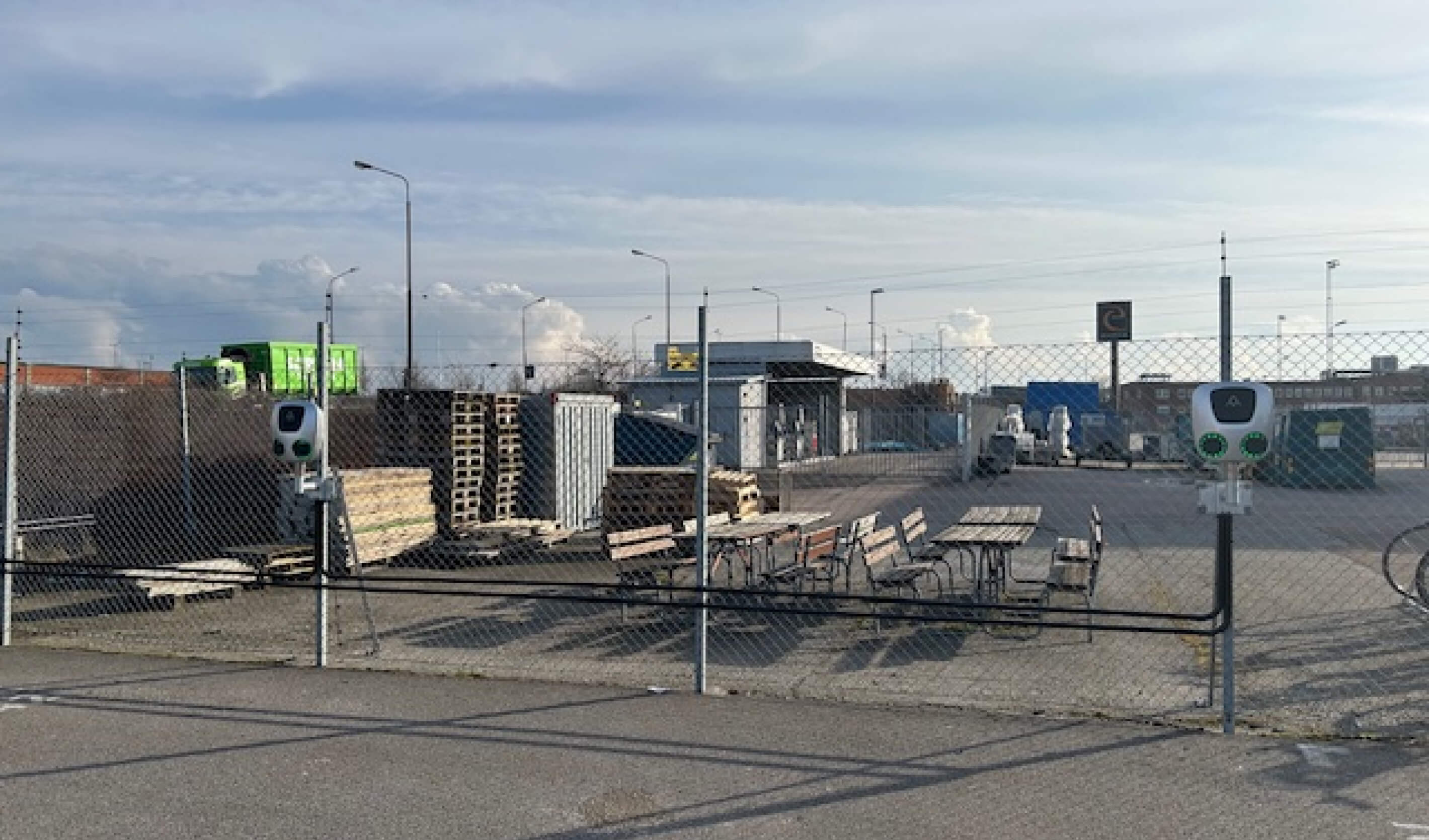 Två elbilsladdare på Rettas industriområde i Malmö, installerade av Skanörs El VVS