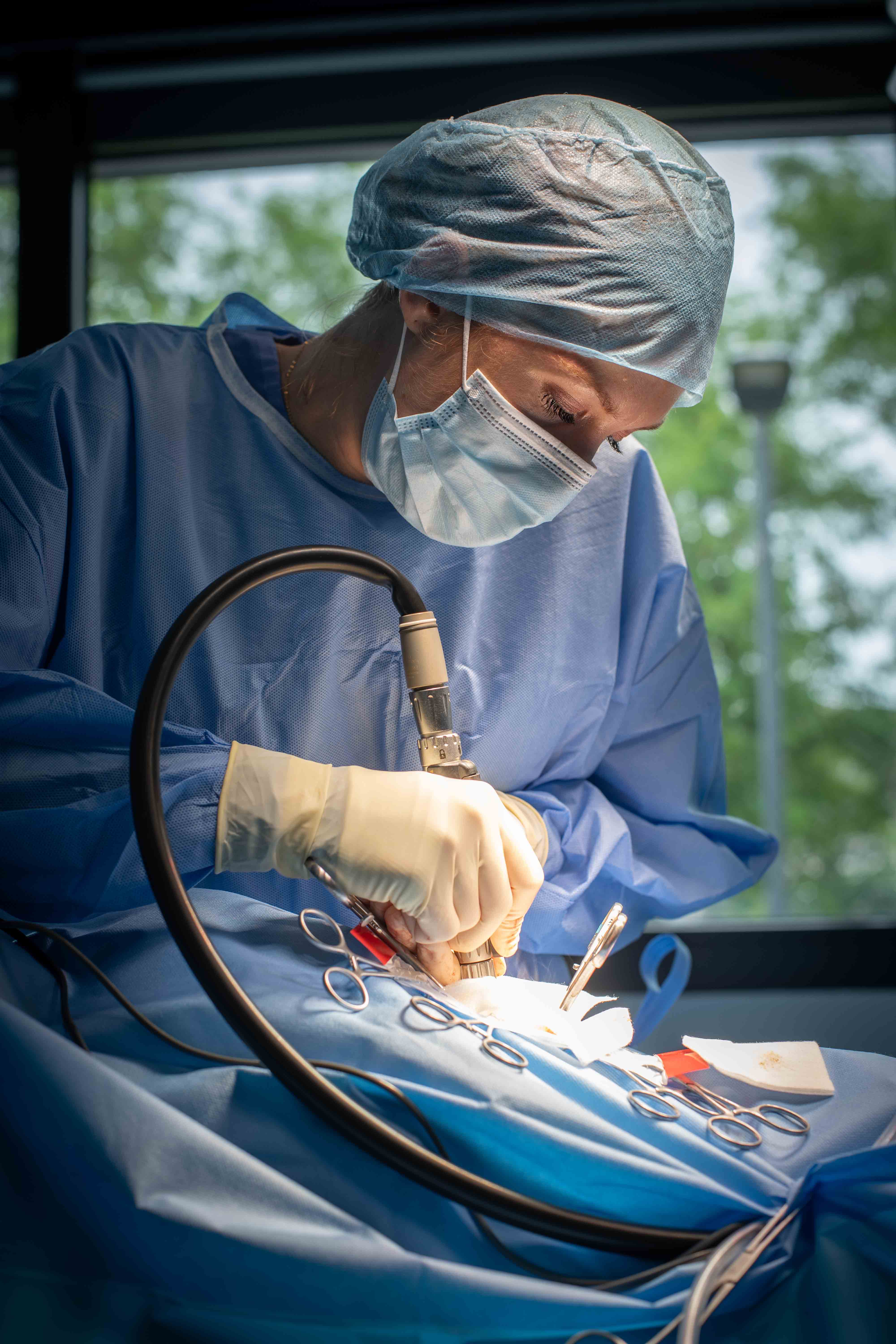 femme en blouse blanche