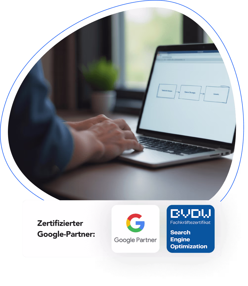 Ein SEO-Berater skizziert eine E-Commerce-SEO-Strategie am Laptop