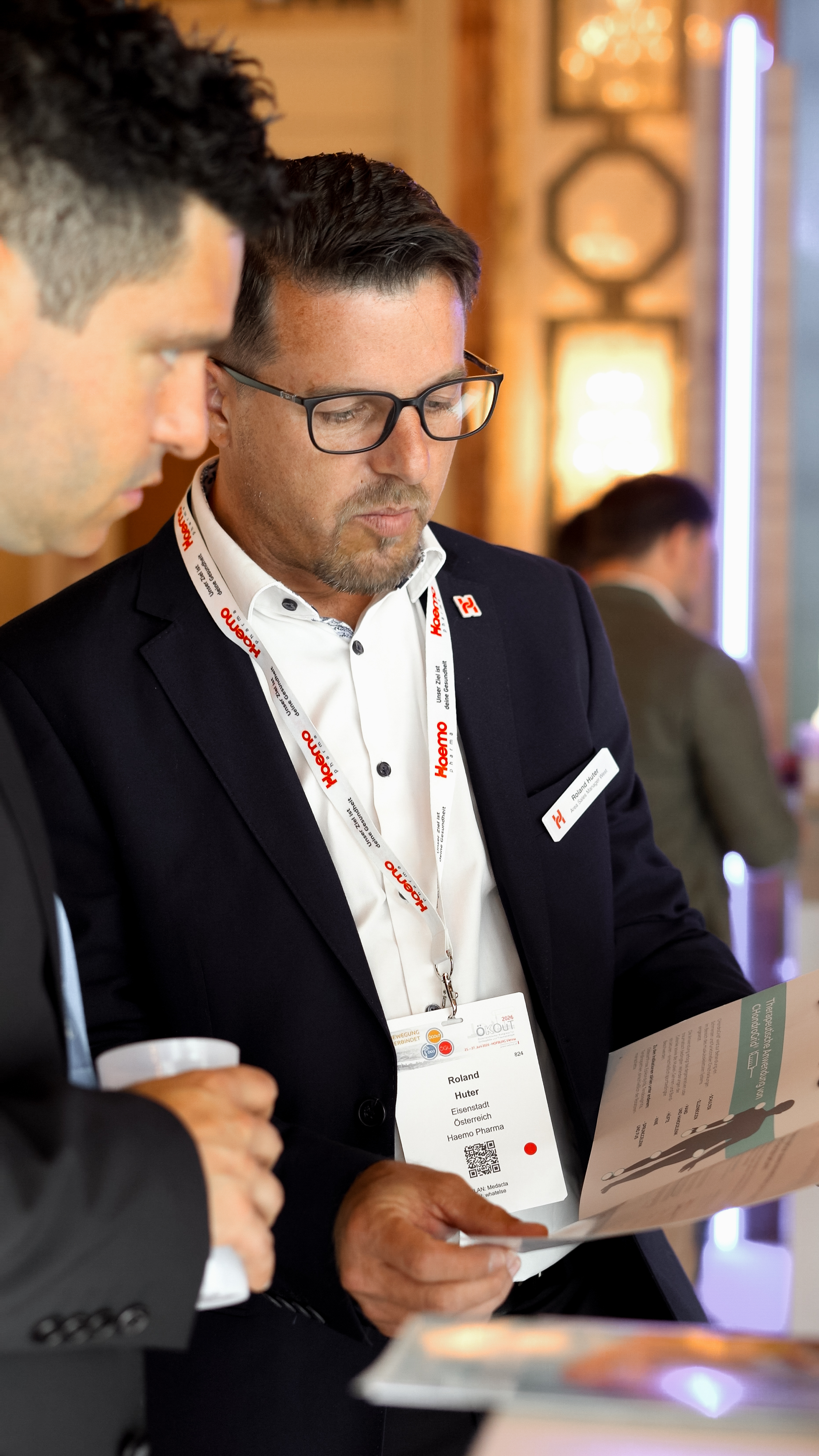 Zwei Männer im Gespräch am Haemo-Pharma-Messestand auf der ÖKOuT 2026.