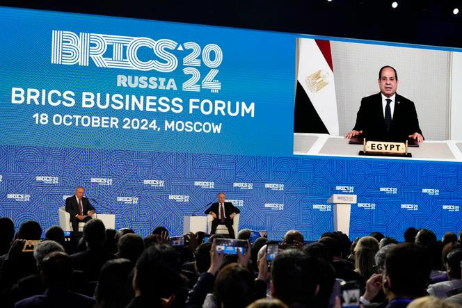 Le président russe Vladimir Poutine écoute une intervention à distance du président égyptien Abdel-Fattah el-Sissi lors d’une réunion Forum des BRICS, à Moscou, le vendredi 18 octobre 2024.