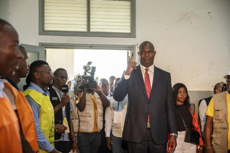 Photo diffusée par le Front de libération du Mozambique (FRELIMO), le 9 octobre 2024, du candidat du parti à la présidentielle, Daniel Chapo (d), montrant son index marqué à l'encre après avoir voté à Inhambane, au Mozambique