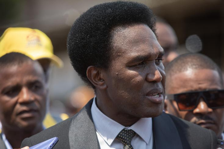 L'opposant Venancio Mondlane (c) candidat à la présidentielle de Podemos, après avoir voté à Maputo, le 9 octobre 2024, lors des élections nationales au Mozambique