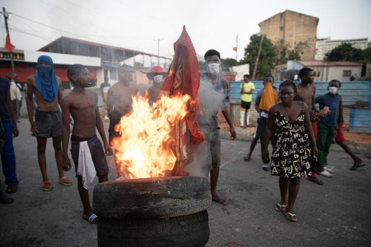 Des manifestants brûlent un drapeau du Frelima à Maputo, le 24 octobre 2024 au Mozambique
