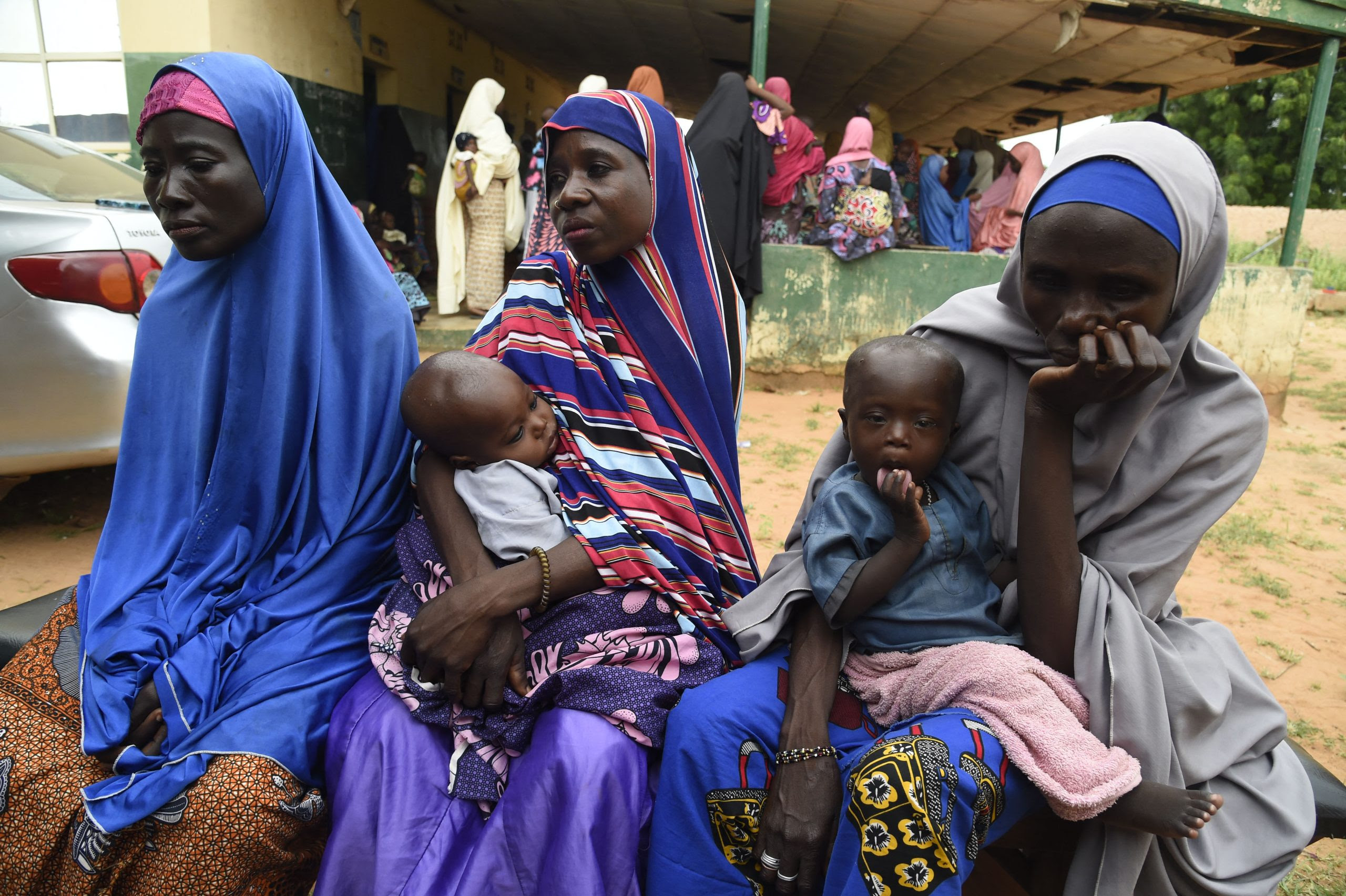 Victimes de bandits devant un dispensaire à Sokoto, au Nigeria.