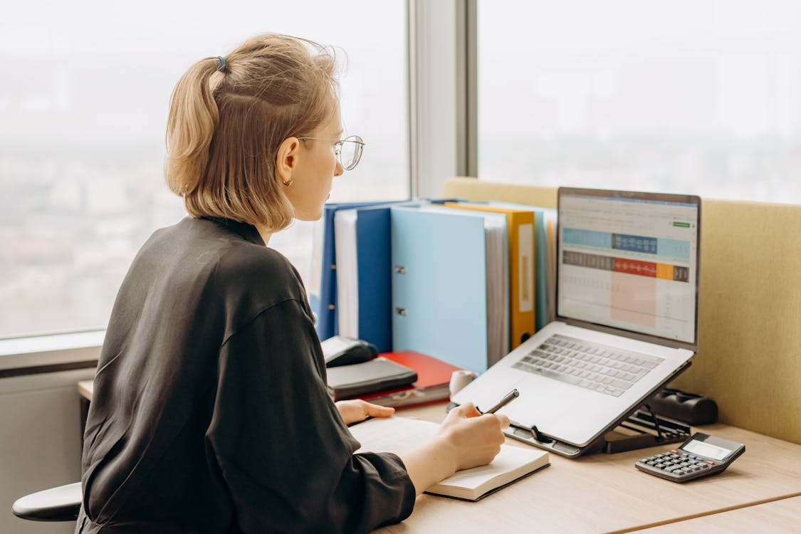 woman looking at the screen of her laptop