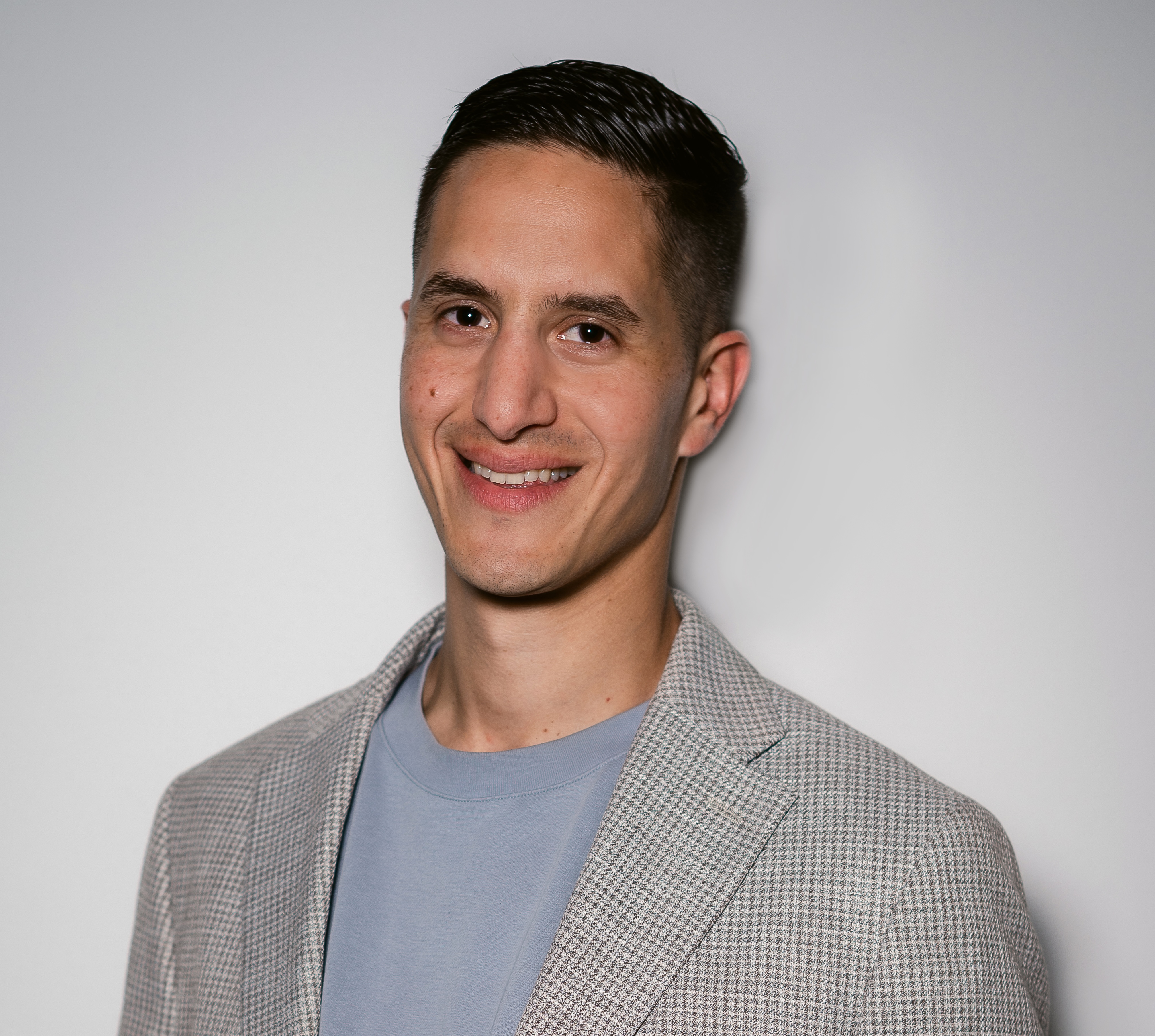 A headshot photo of a Handl Health founding team member.