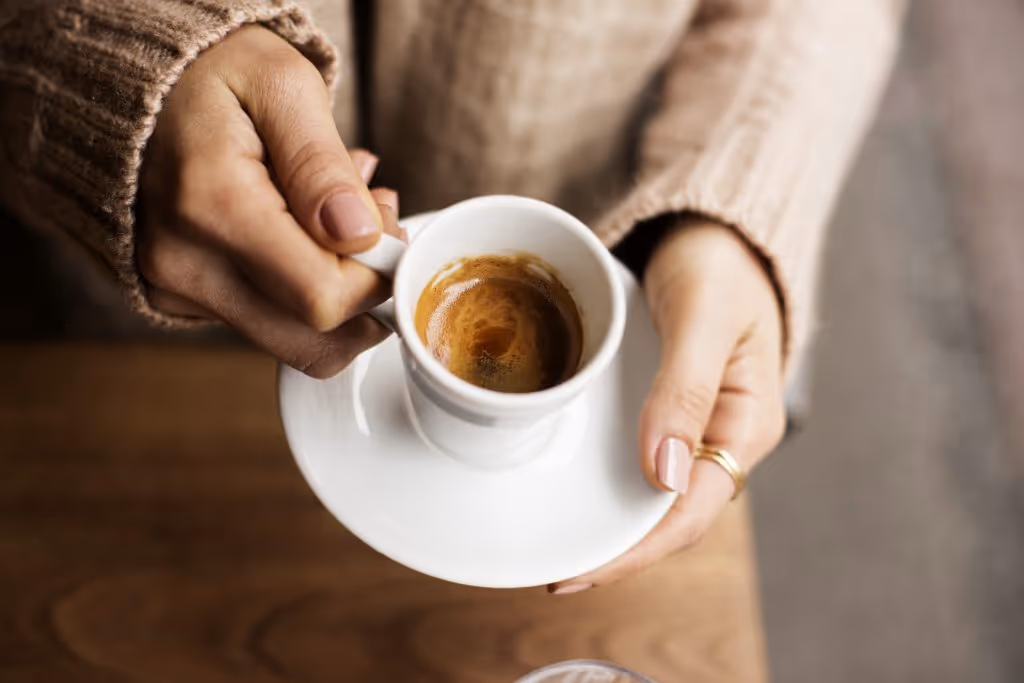 Una taza de café como alimento que propicia dientes amarillentos