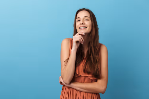 chica sonriendo con frenos o brackets