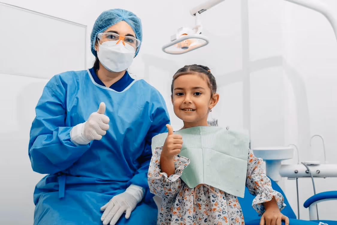 Ortodoncista junto a un paciente pediátrico.