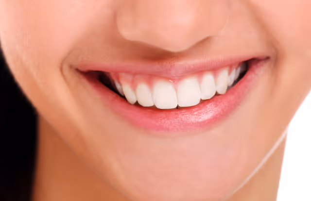 Mujer con encías sanas sonriendo