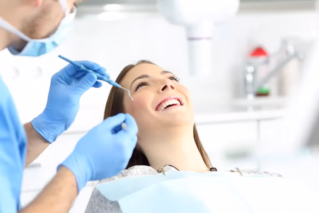 Mujer sonriente en el dentista esperando su procedimiento dental