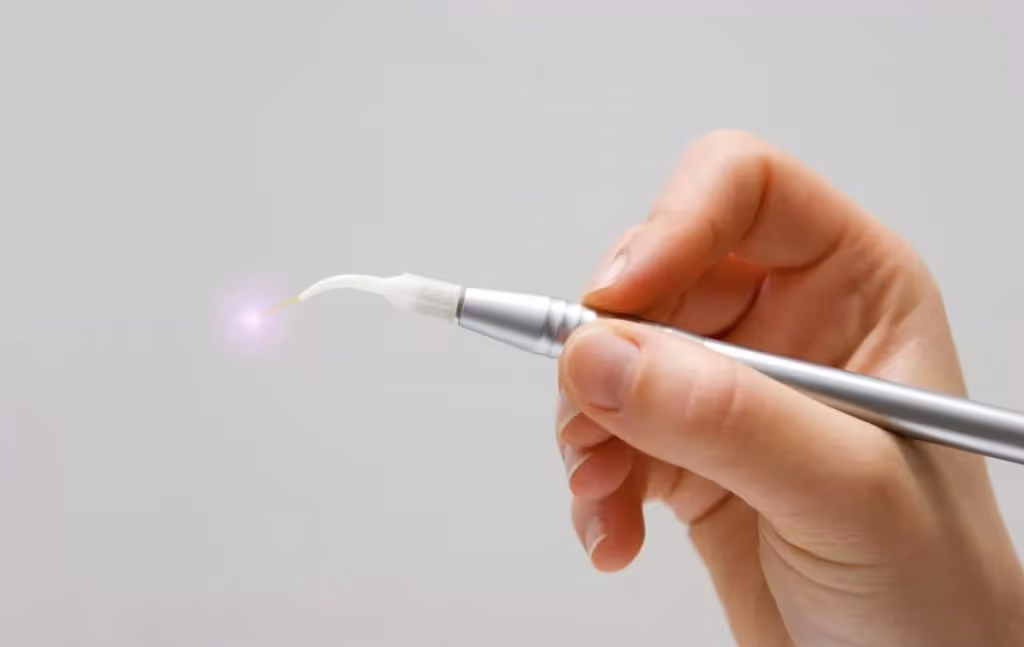 Primer plano de una herramienta de odontología láser