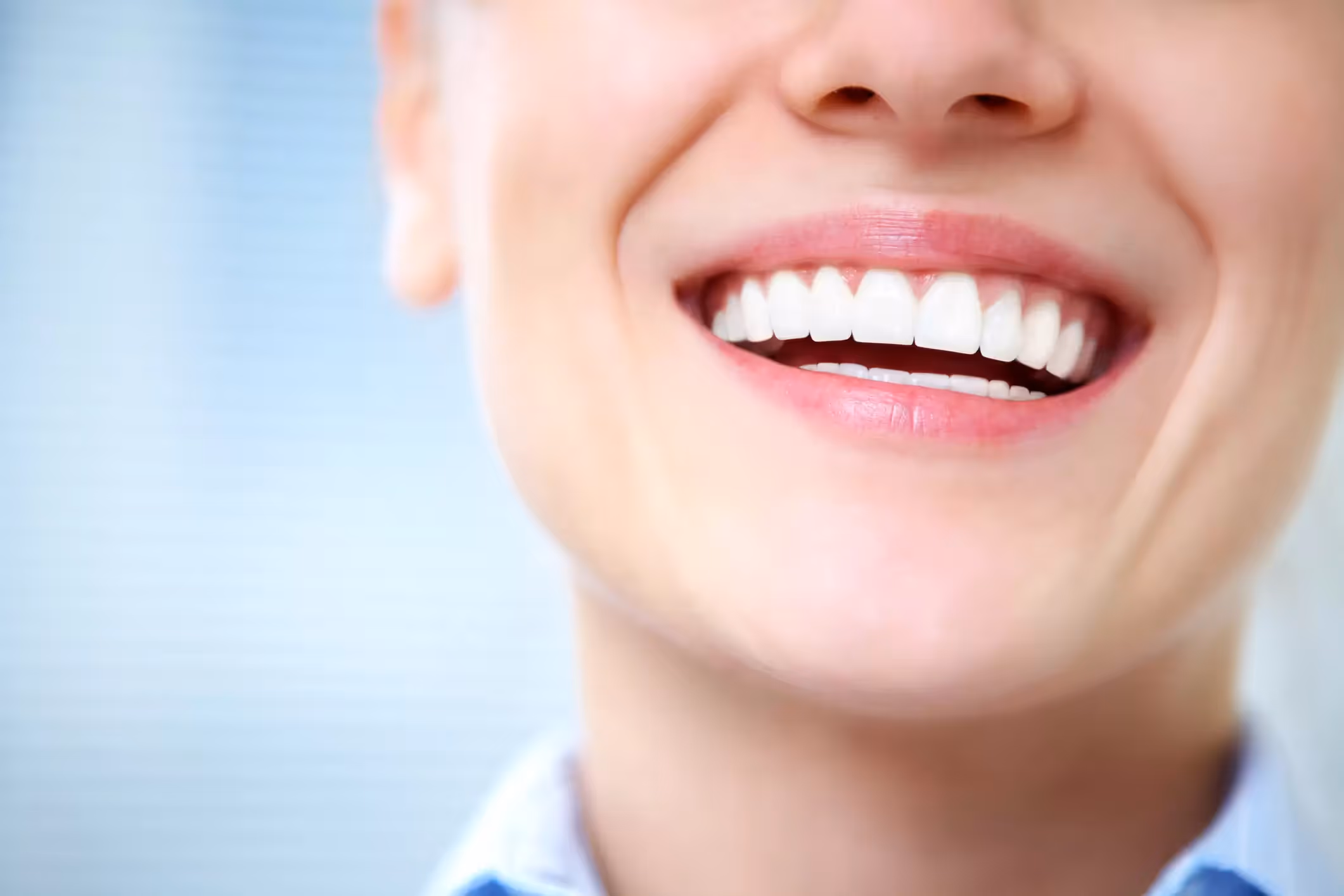 Primer plano de una sonrisa blanca y alineada