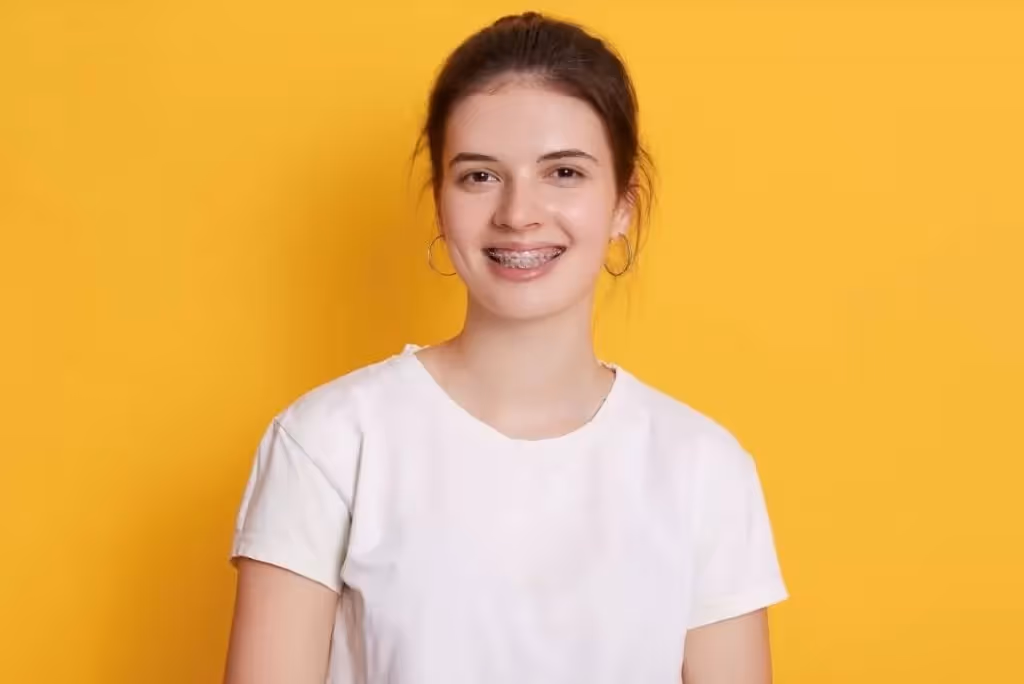 Primer plano de una paciente con brackets