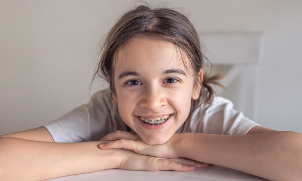 Portada (Niña usando brackets sonriendo)