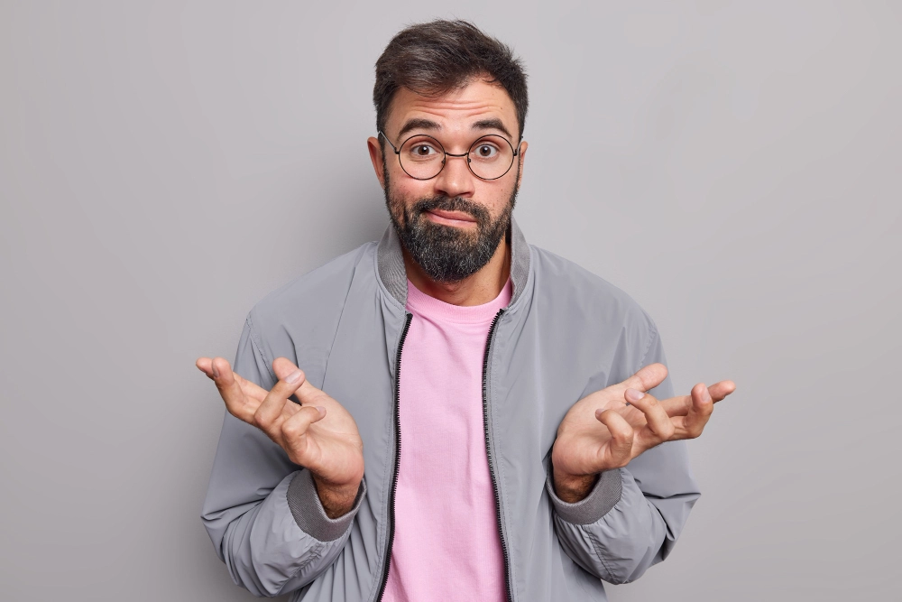 Persona con cara y gesto de duda para escoger entre invisalign o brackets