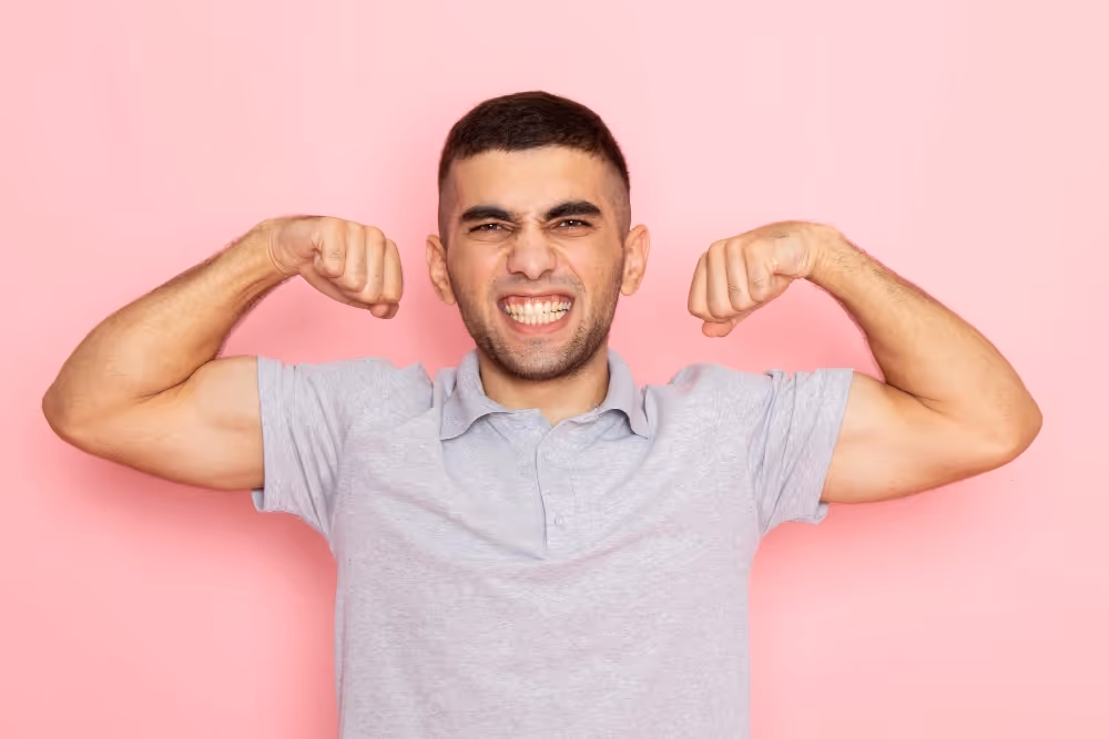 Hombre mostrando sus dientes fuertes y saludables