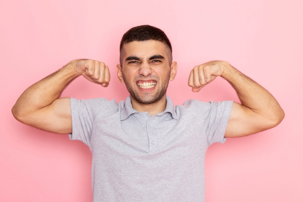 Hombre mostrando sus dientes fuertes y saludables