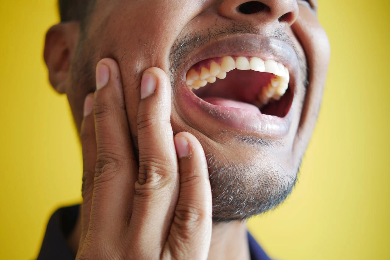 hombre con dolor de dientes