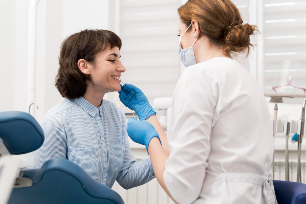 Odontologa y paciente en una consulta médica por alveolitis dental