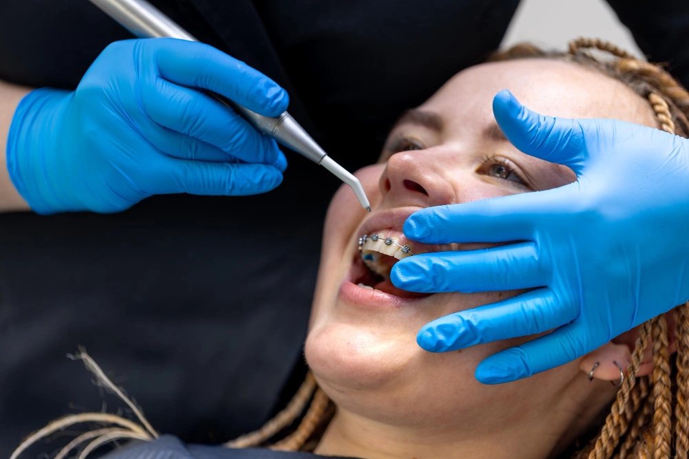 Odontólogo revisando brackets de una paciente