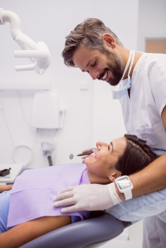 mujer en consulta odontológica