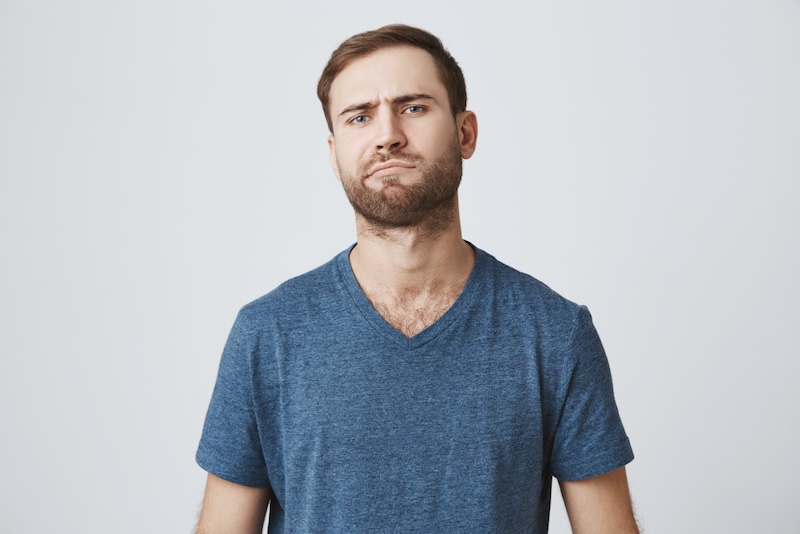 hombre inconforme con su resultado de ortodoncia 