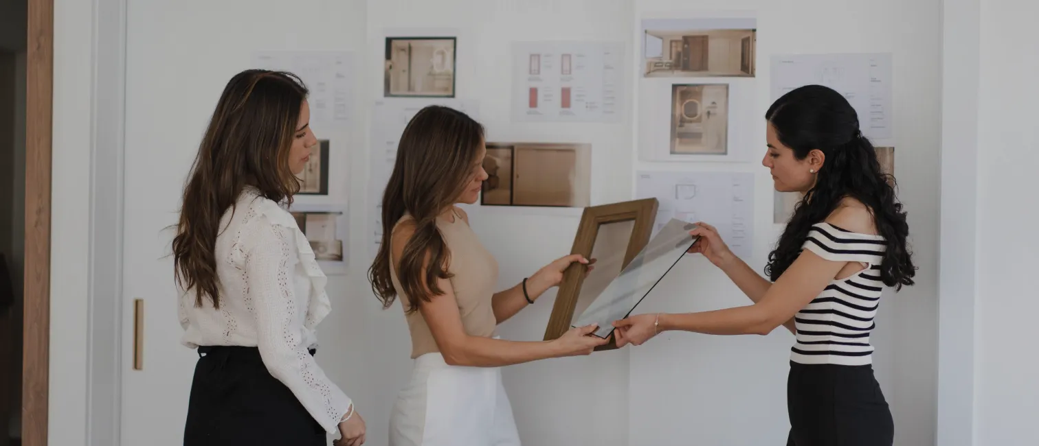 Equipo de Koncepto Arquitectura trabajando en proyecto de diseño arquitectónico e interiorismo en Quito, Ecuador.