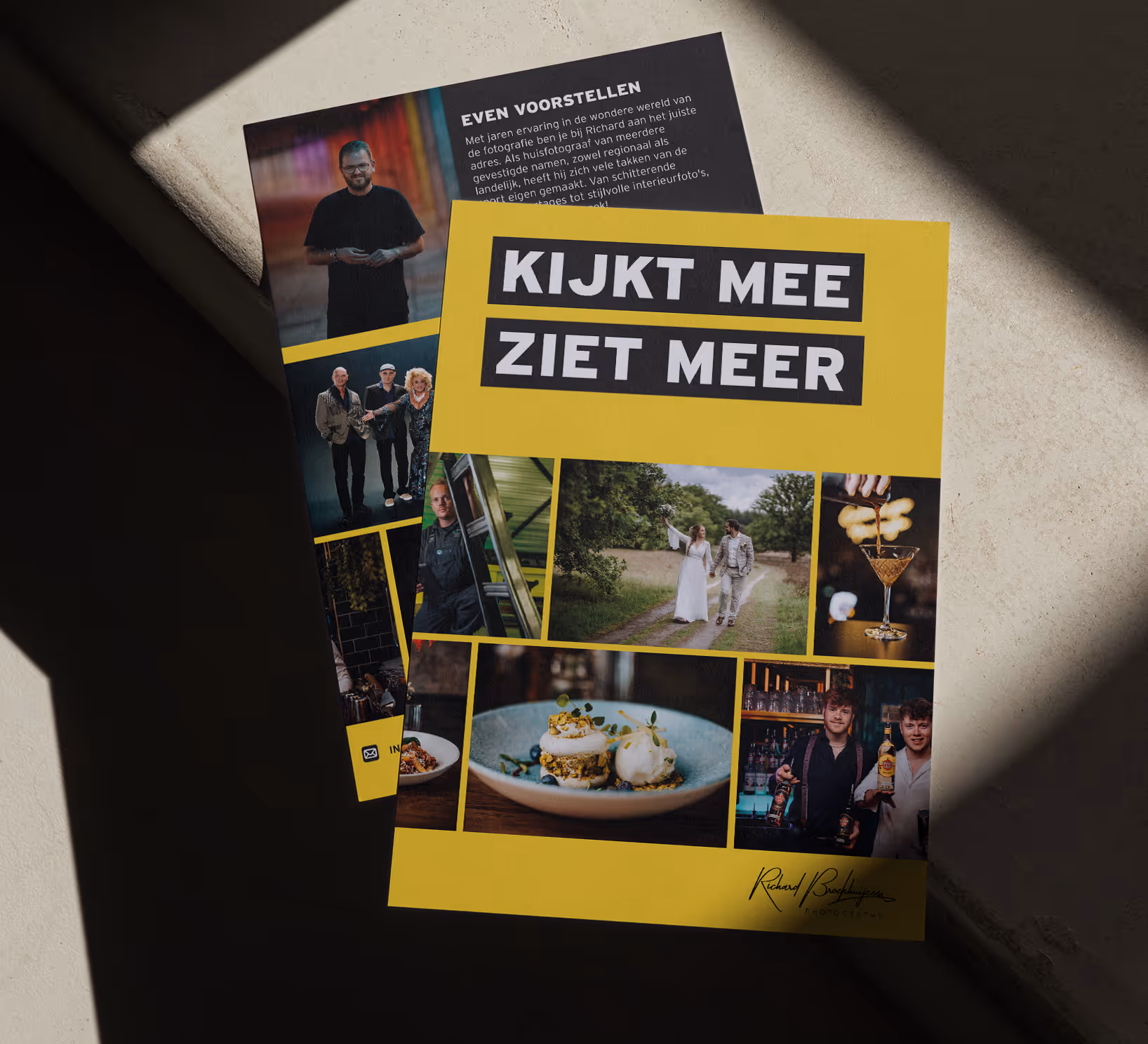 Flyer met tekst 'KIJK MEE ZIET MEER' en foto’s van mensen, eten en een bruidspaar op een pad.
