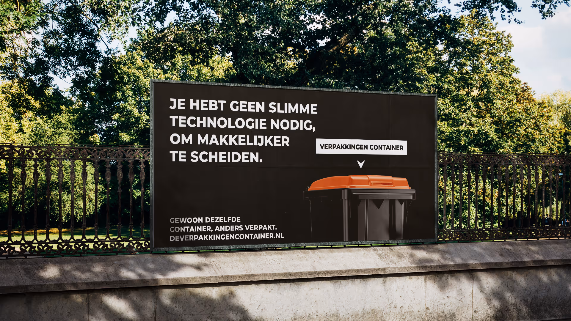 Bord met tekst over eenvoudige afvalscheiding en afbeelding van container met oranje deksel.