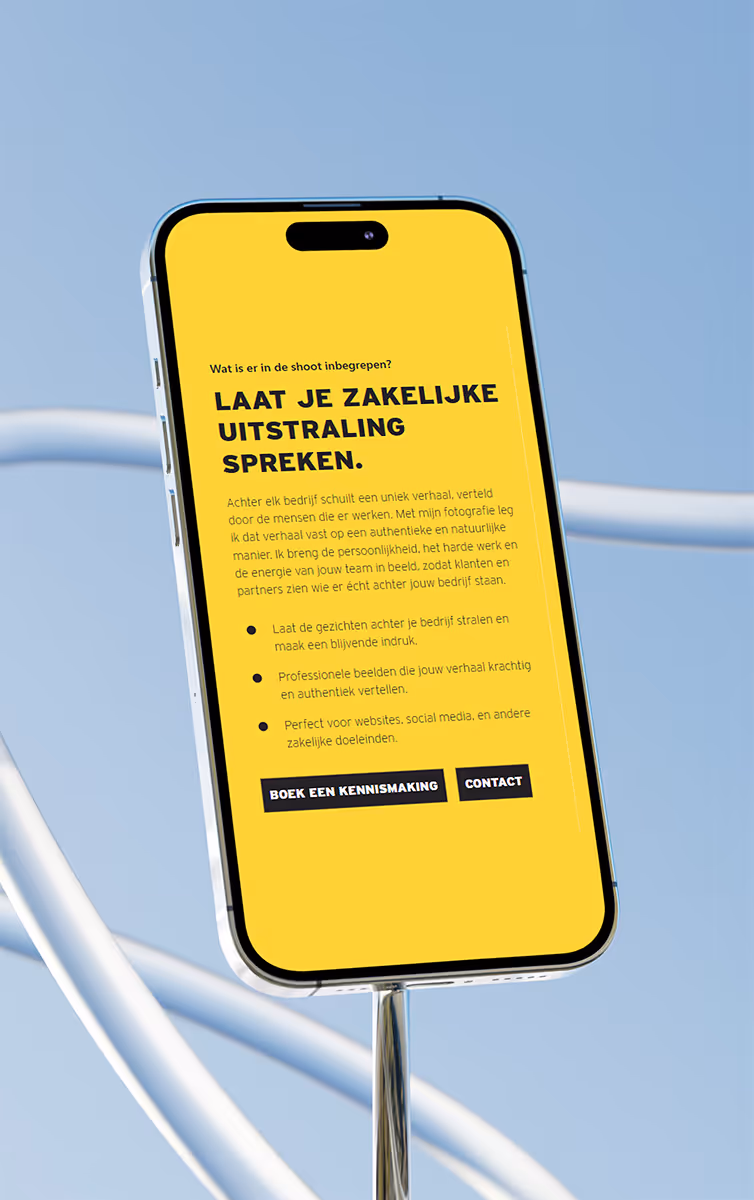 iPhone 14 met een geel scherm met Nederlandse tekst over zakelijke fotografie en twee knoppen onderaan.