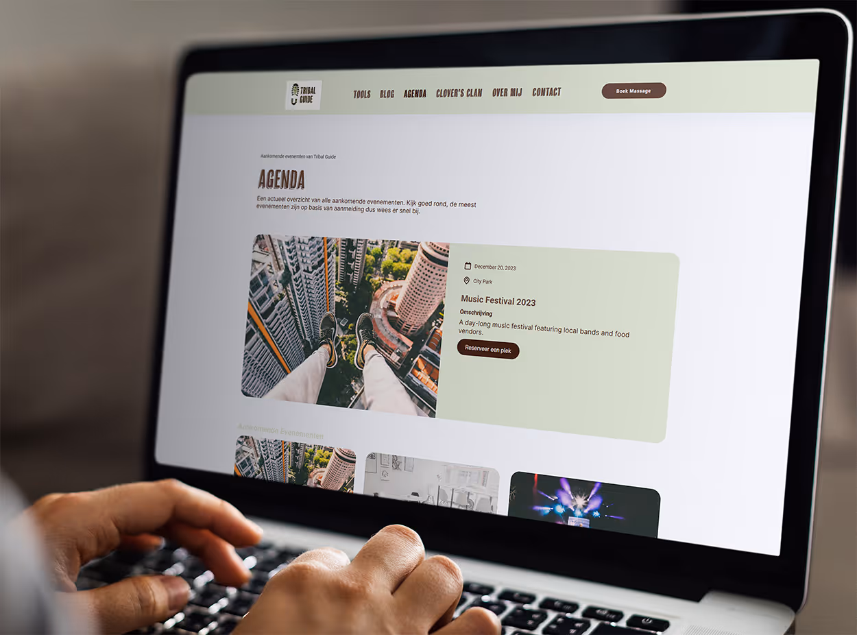 Laptop met agendawebpagina die Music Festival 2023 en aanmeldopties toont.
