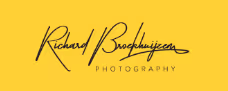 Handgeschreven logo van Richard Broekhuijsen Photography in zwarte letters op gele achtergrond.