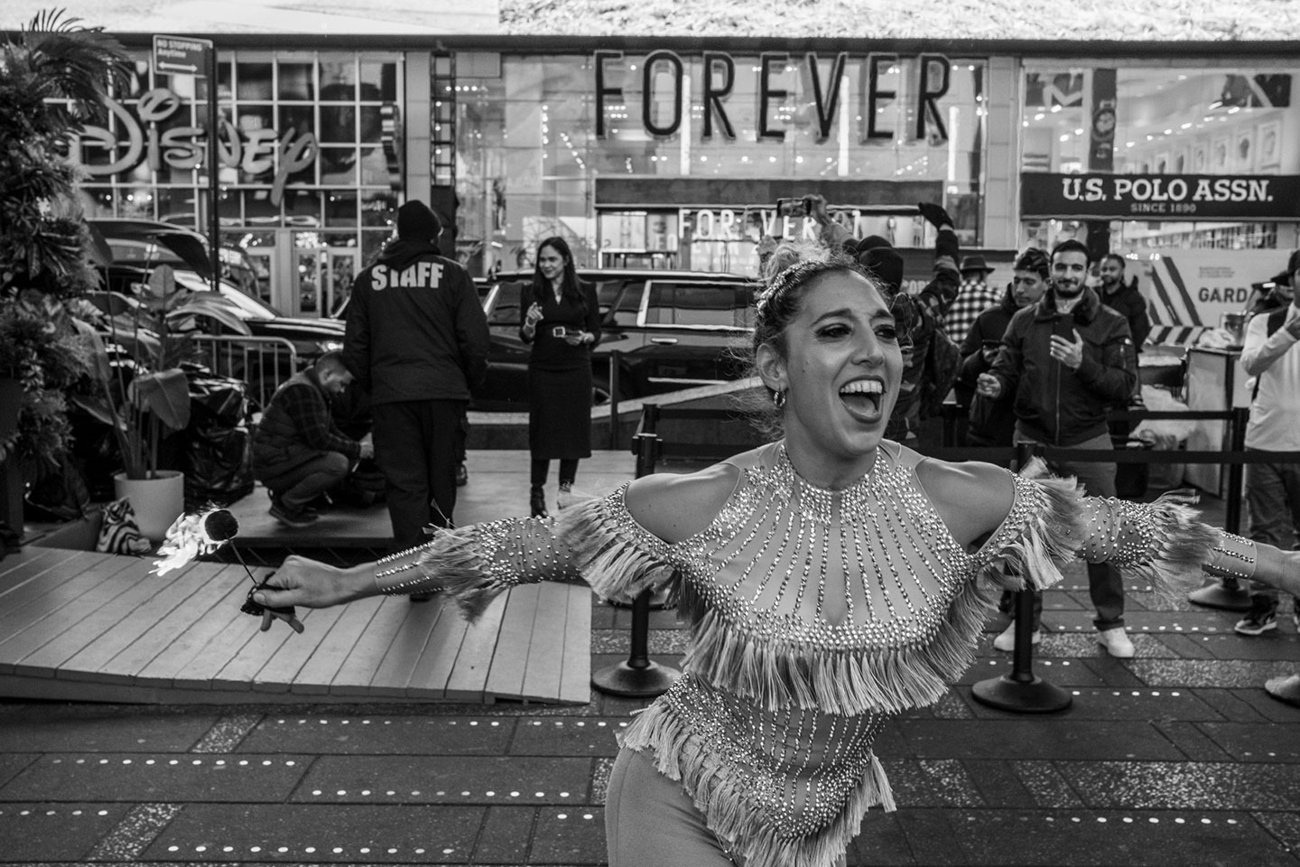 Black and White photo of times square street performer by photographer, Aldo Gonzalez.