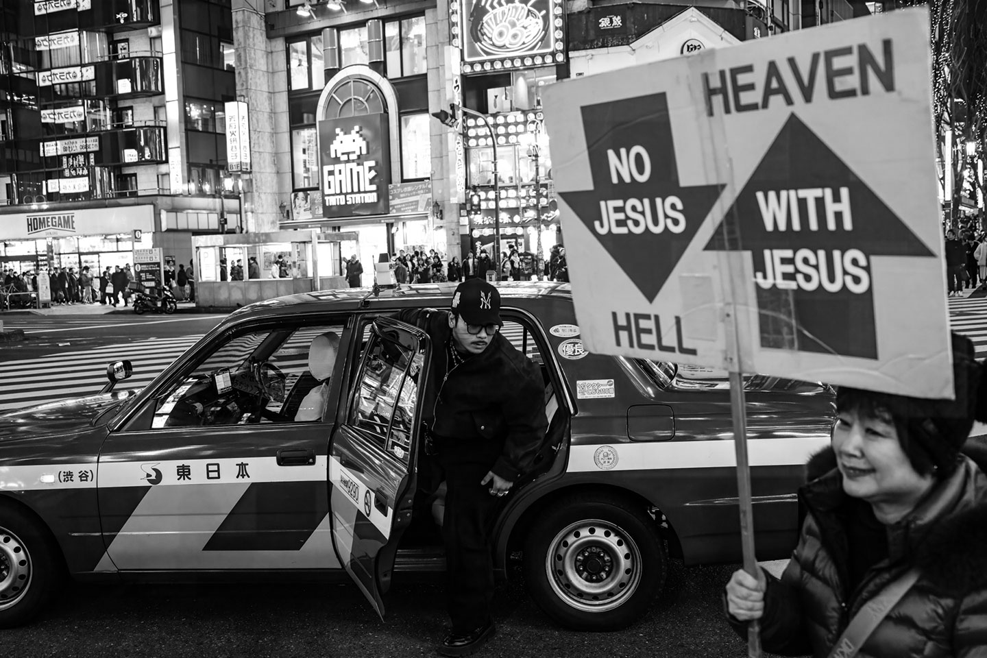 Black and White photo of asian city scene by photographer, Aldo Gonzalez.