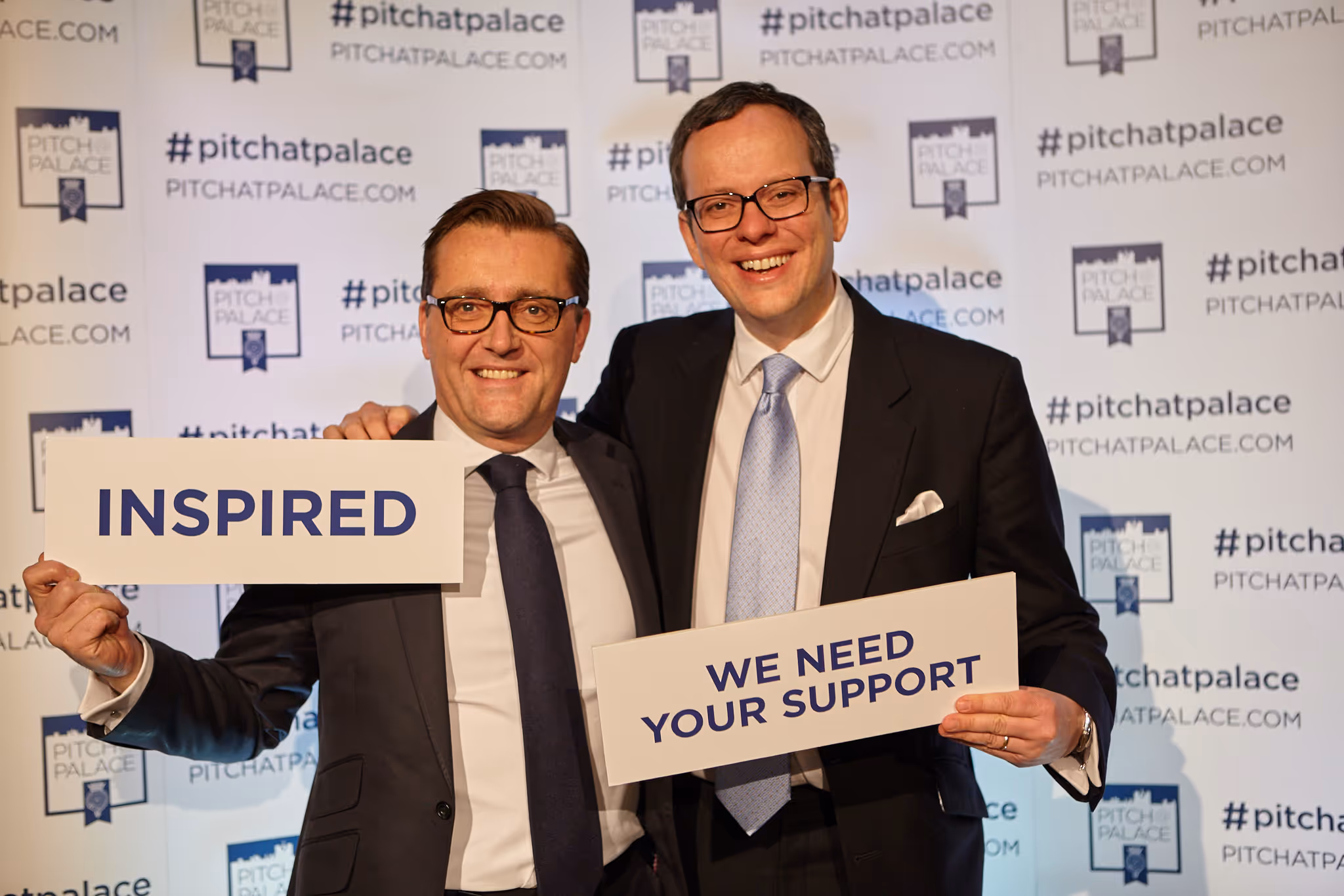 2 cheerful people presenting tables with messages