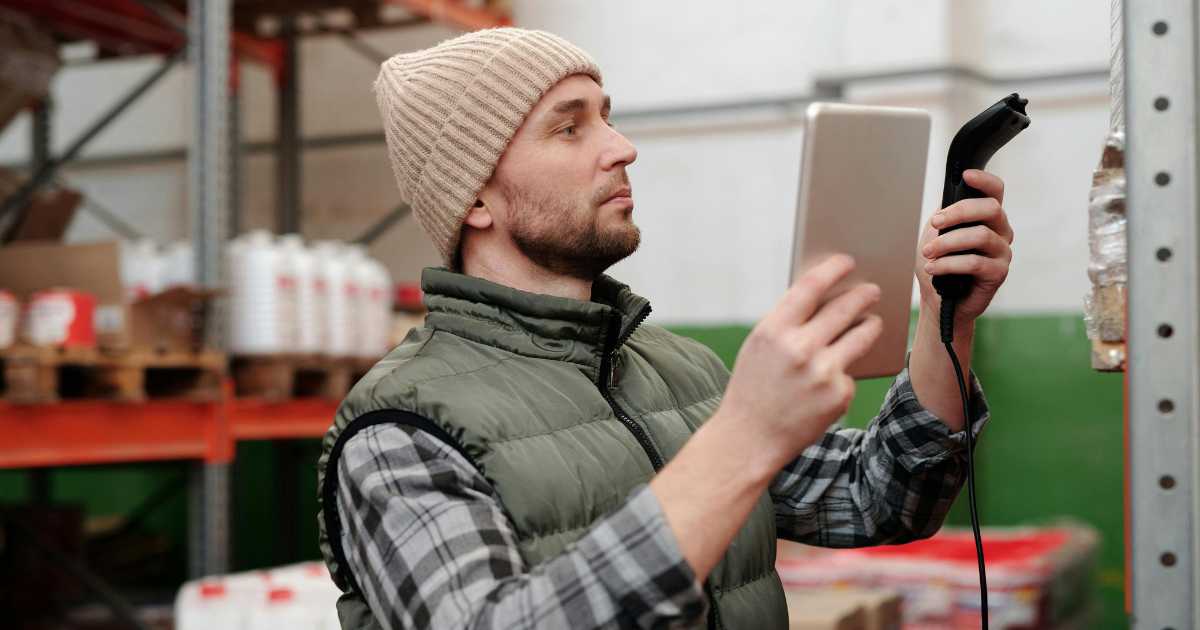 warehouse worker using handheld warehouse technology