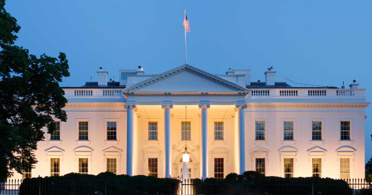 picture of the White House at dusk