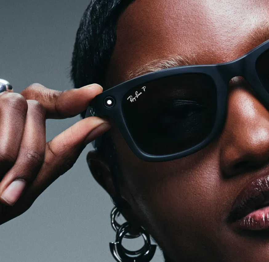 Donna che indossa i Rayban Meta. Primo piano