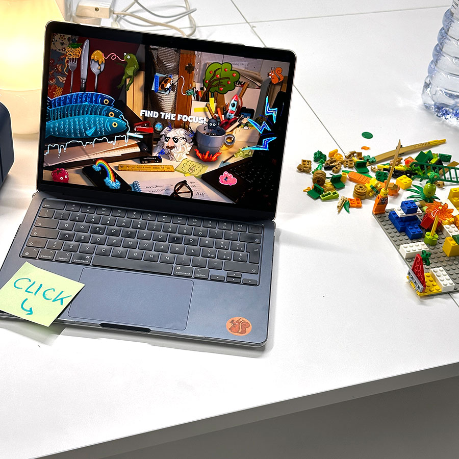 Prototipo di un progetto multimediale degli studenti SID, con un'interfaccia illustrata su laptop e una composizione di mattoncini LEGO.