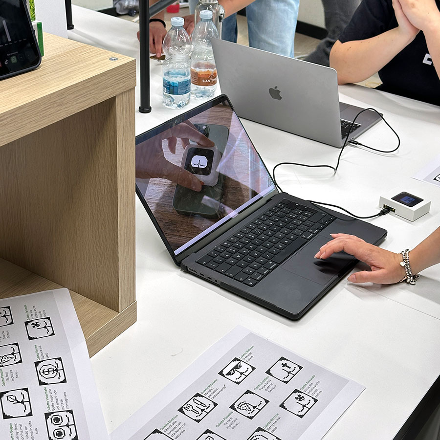 Prototipo di un dispositivo interattivo e relativa interfaccia digitale presentati durante la mostra dei progetti di Progettazione Multimediale del SID.