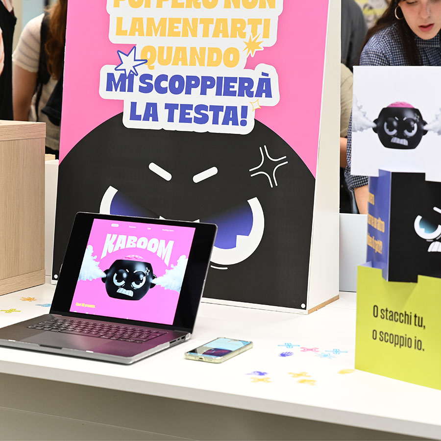 Progetto Kaboom degli studenti SID: prototipo fisico di un personaggio modulare, poster illustrato e interfaccia web coordinata.