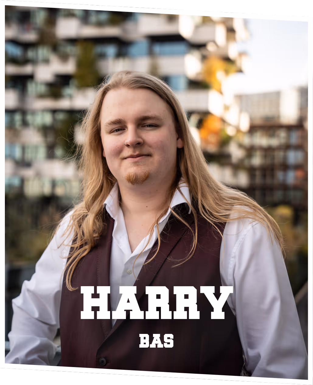 Harry (bas) Portret van Harry met lang blond haar, gekleed in een paars pak, spelend op een basgitaar terwijl hij leunt tegen een auto.