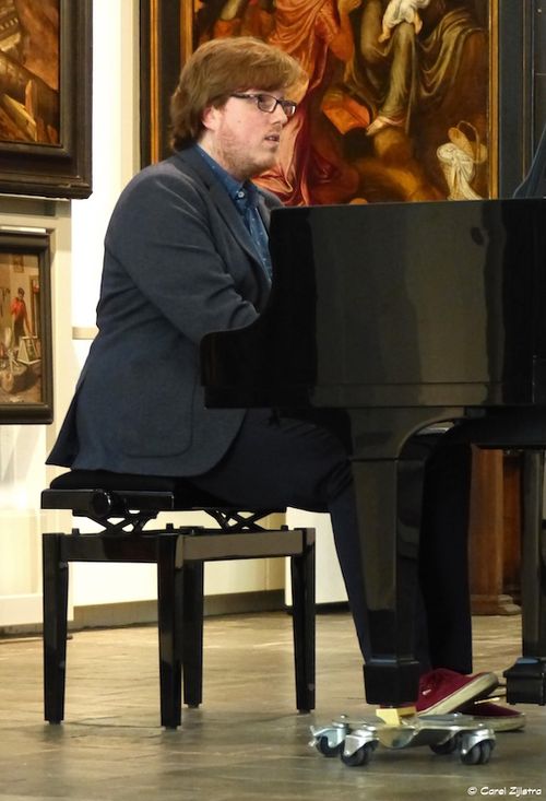 A picture of Emiel Bethenius Lohman at the grand piano